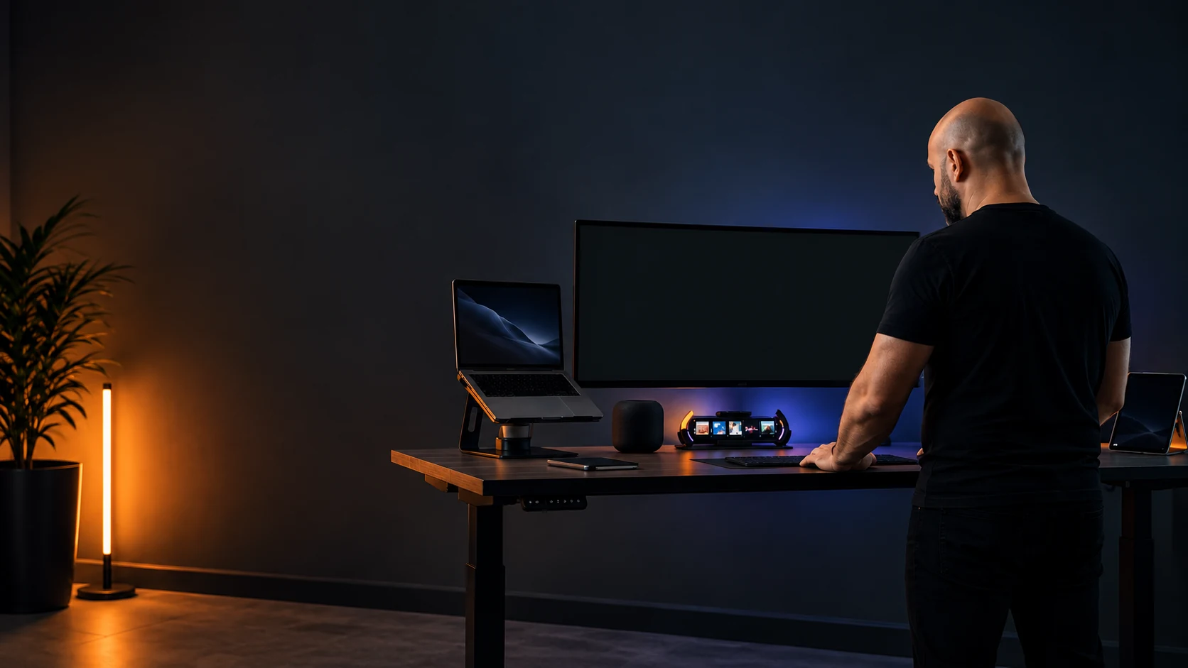 Bruno Muratore nel suo spazio di lavoro davanti a un monitor ultrawide